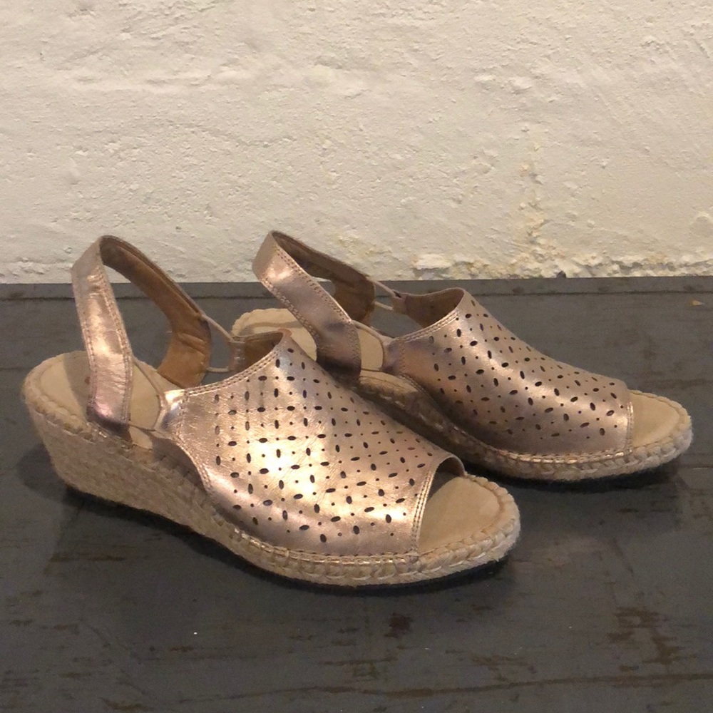 Clarks gold sandles